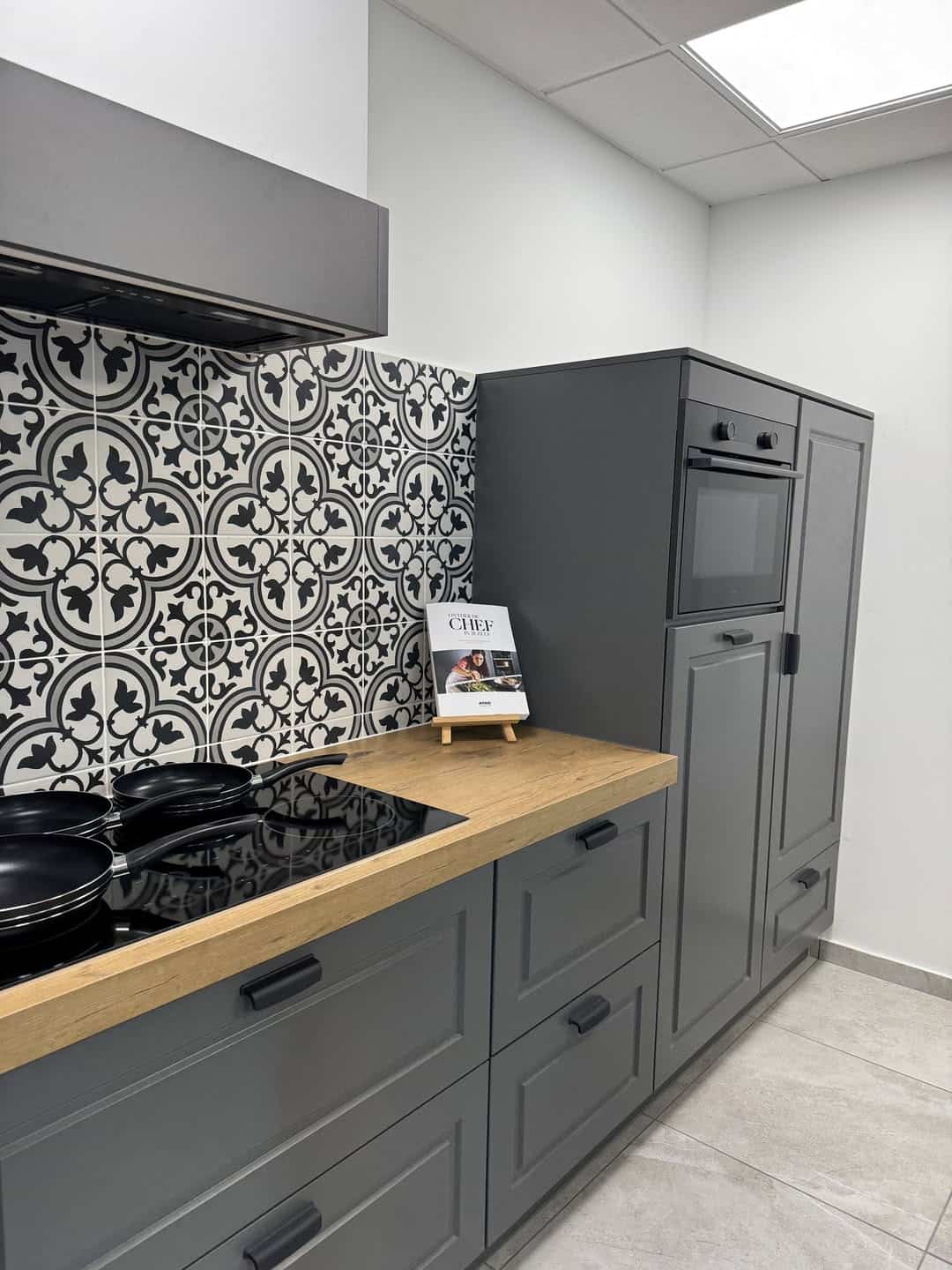 Keuken met wandtegels gerenoveerd in Den Haag