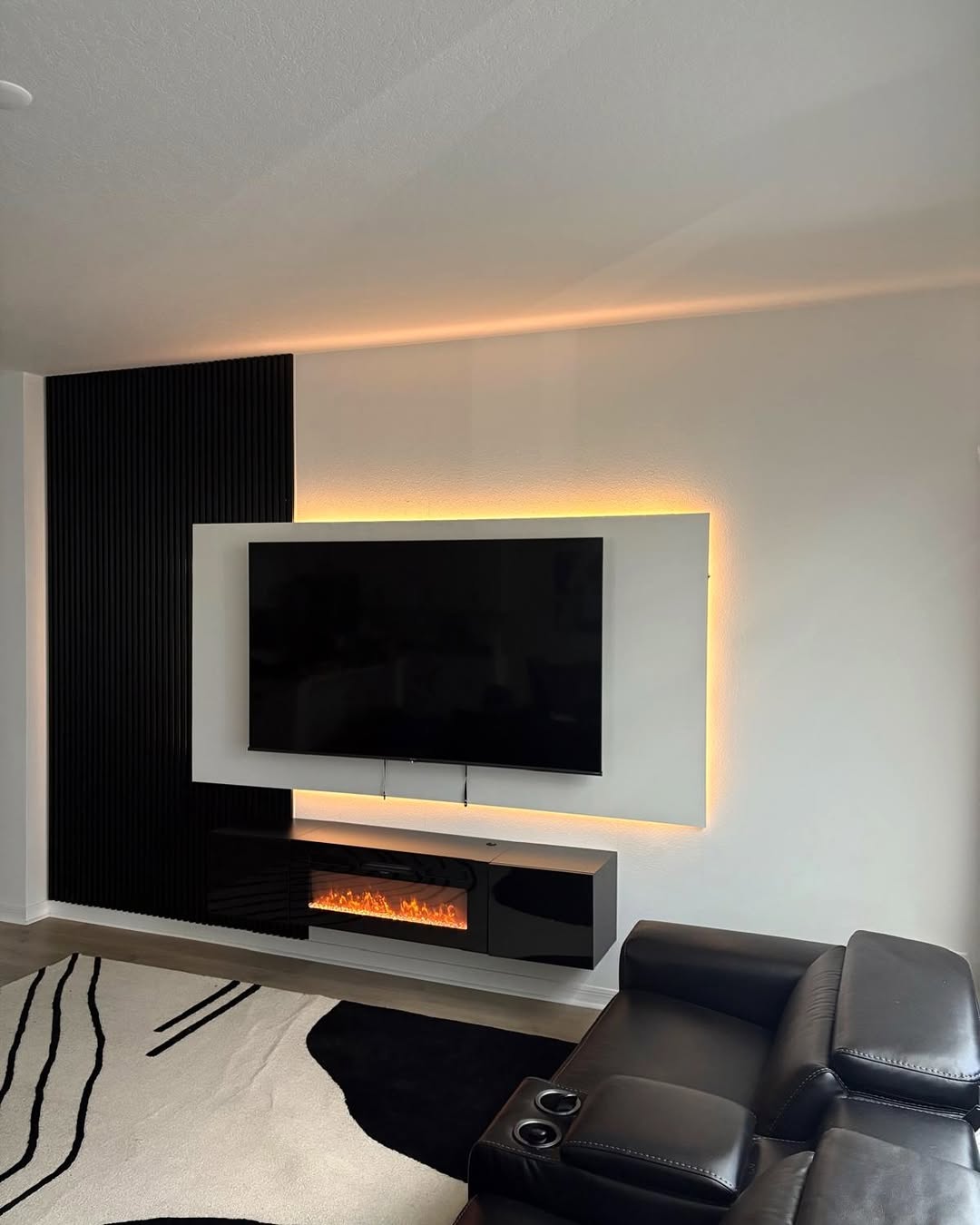 Mooie cinewall opgehangen met haard