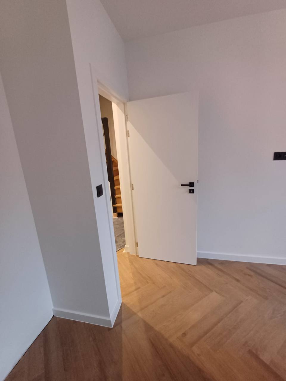 Kamer en deur geschilderd door schildersbedrijf Den Haag